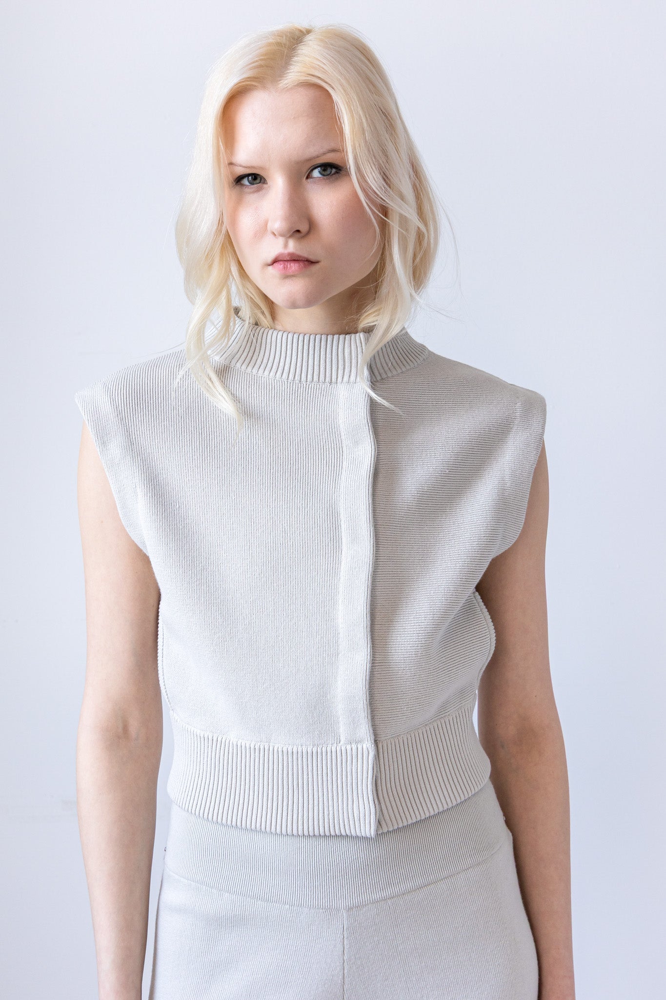 NF50: Cropped Jacket with Detachable Sleeves | NFP
